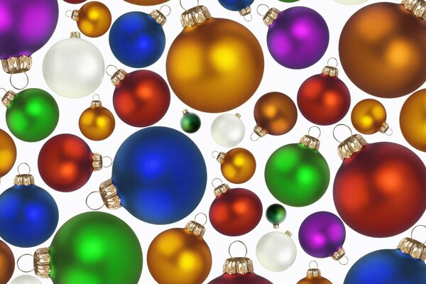 Bolas de Navidad multicolores sobre un fondo blanco