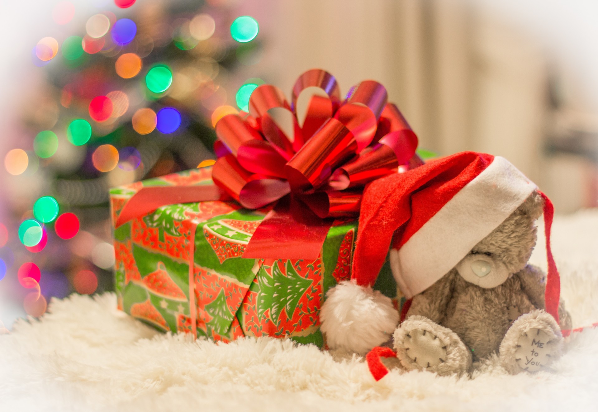 bokeh christmas tree podparok bear hat