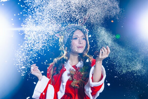 Fille asiatique en costume de père Noël