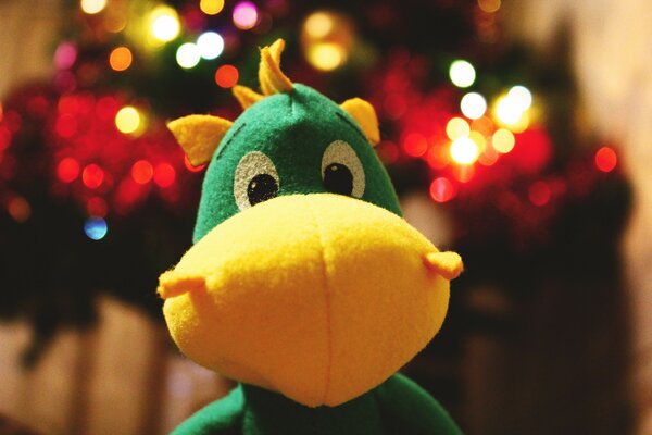 Grüner Dinosaurier Spielzeug auf Weihnachtsbaum Hintergrund