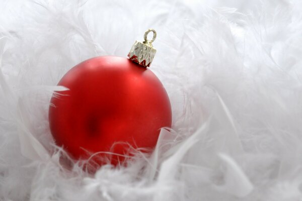 Boule de Noël rouge en duvet de cygne blanc