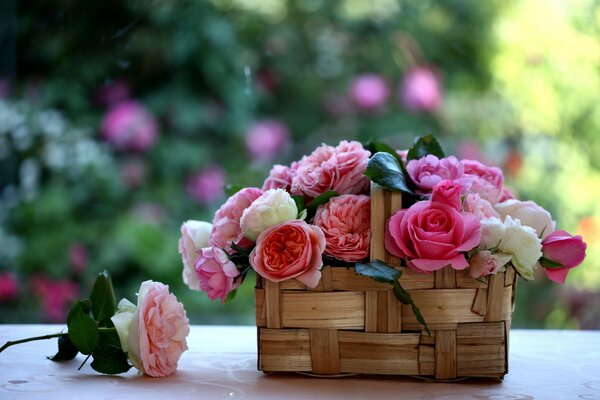 Delicada cesta con capullos de rosa