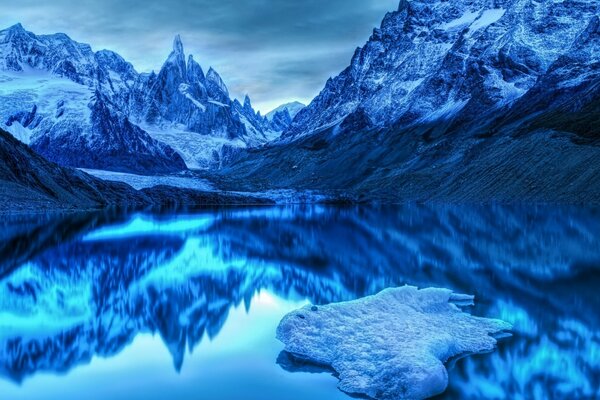 Montañas nevadas y lago limpio