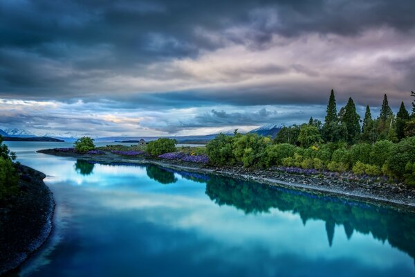 Nubes nubladas y orilla del río