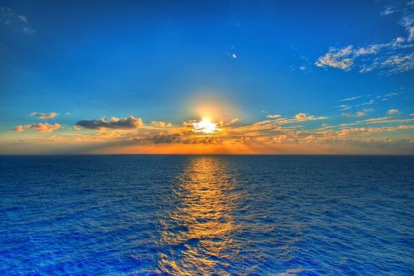Puesta del sol sobre el horizonte del mar