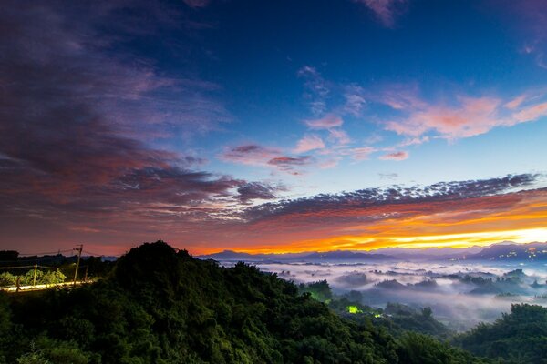 Un mystérieux coucher de soleil dans l anticipation du silence