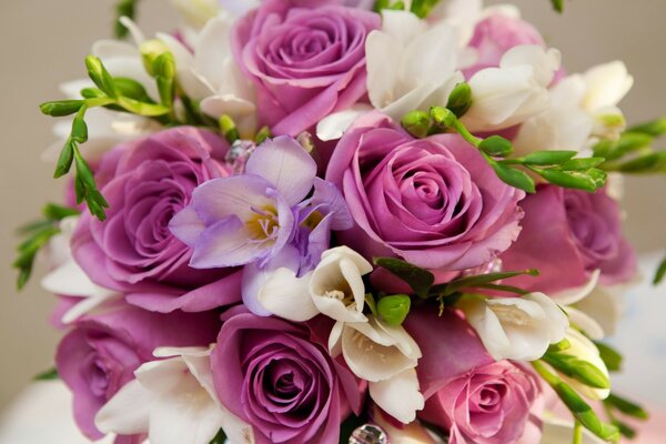 Bouquet de roses blanches et violettes