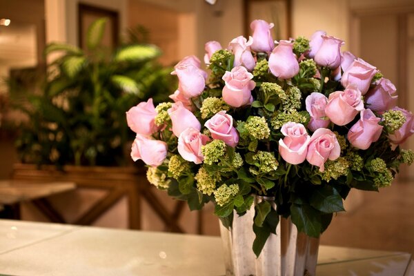 Bouquet de roses roses sur la table