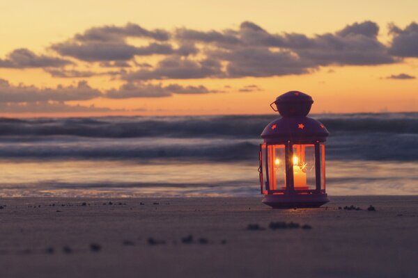 Et j ai allumé doucement, une lampe de poche au coucher du soleil