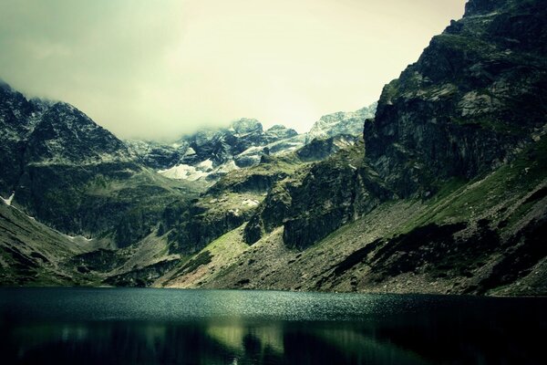 Incredibile bellezza del lago e delle montagne