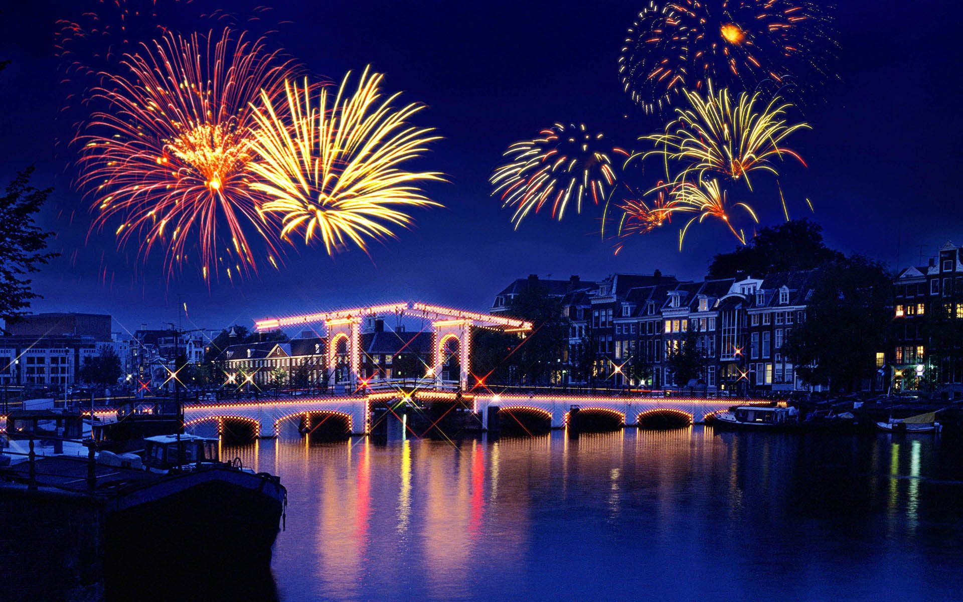 ville vacances feux d artifice salut rivière réflexion nuit lumières