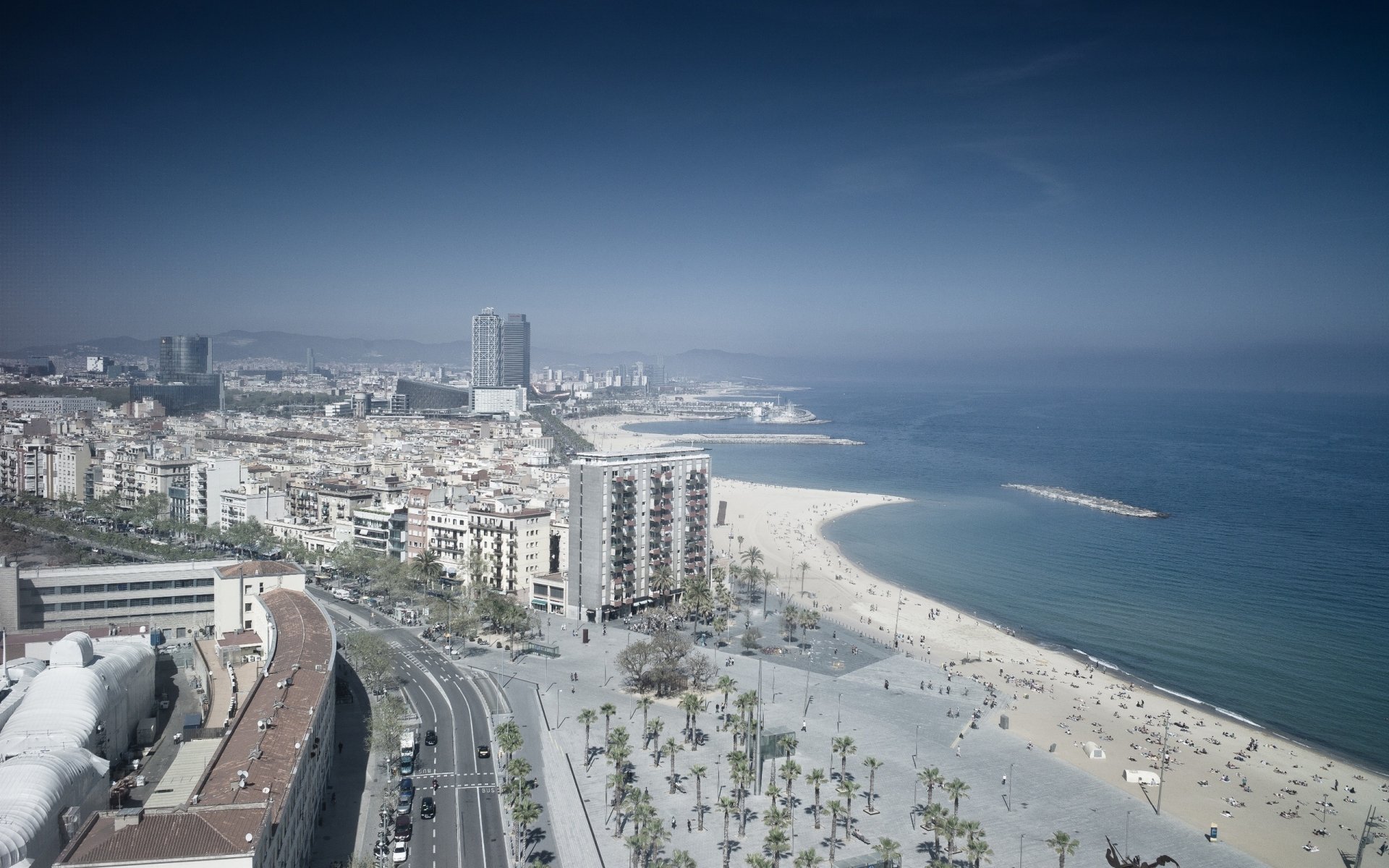 stadt strand ozean häuser straßen menschen palmen sonne hitze