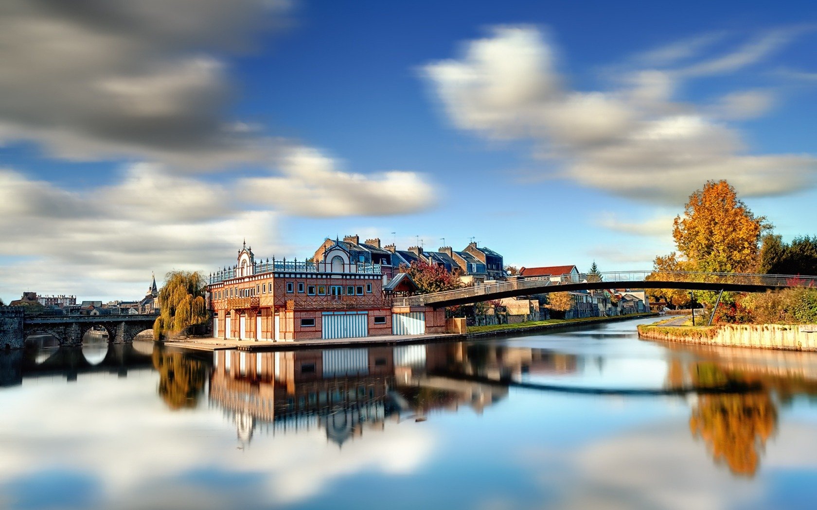 ciudad río puentes costa casa paisaje otoño árboles día sol cielo brillante pintura foto fondo papel pintado