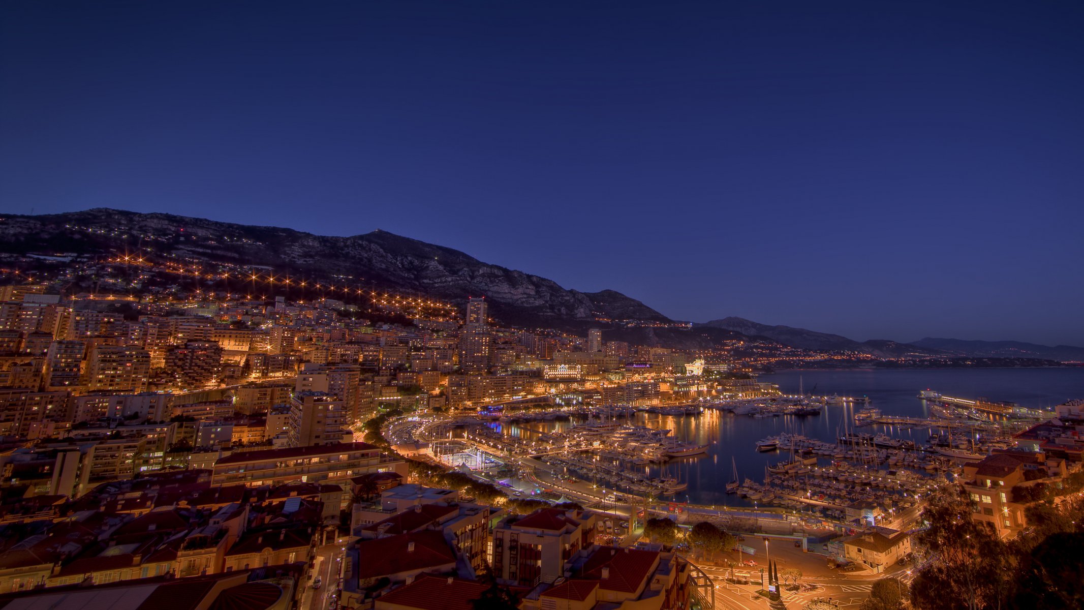 città di notte paese paese casa luce luci notte riva acqua mare oceano strade strada foto