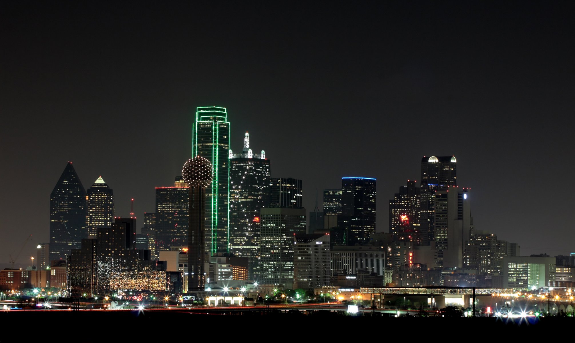 dallas noche ciudad luces rascacielos