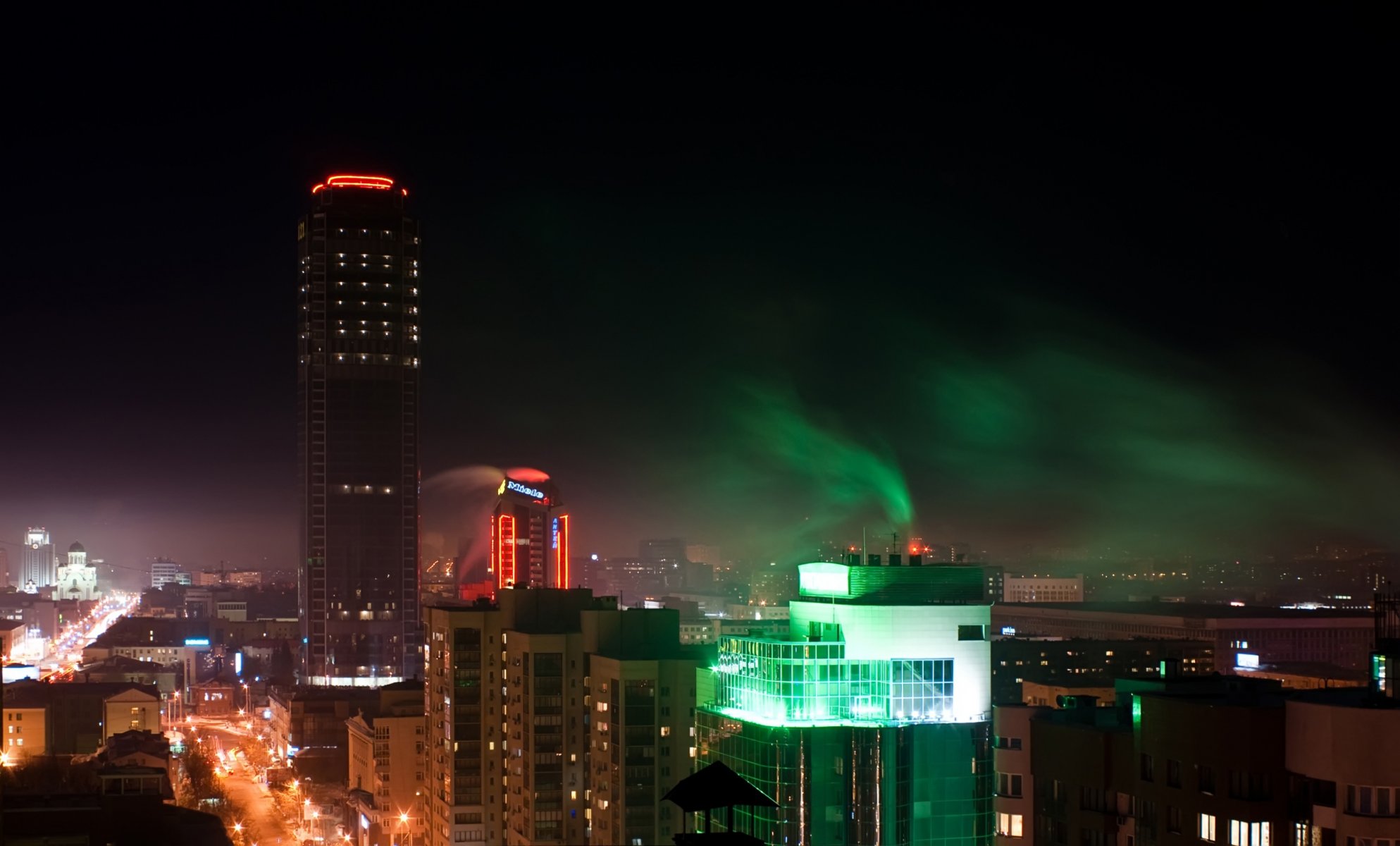 ekaterimburgo ciudad metrópolis rascacielos casa edificios altura techo calle luces iluminación resplandor noche cielo foto