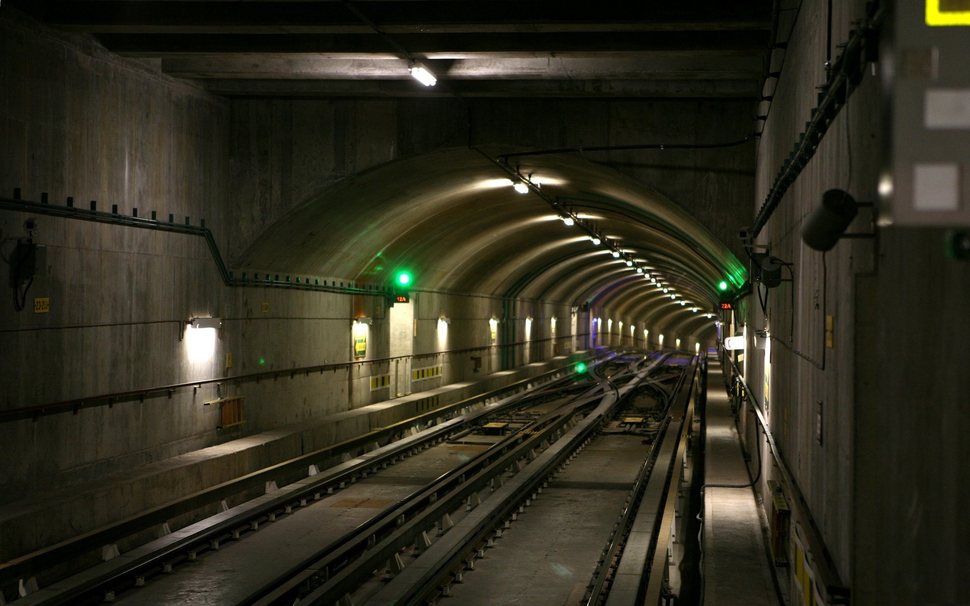 tunnel souterrain souterrain rails traverses fils