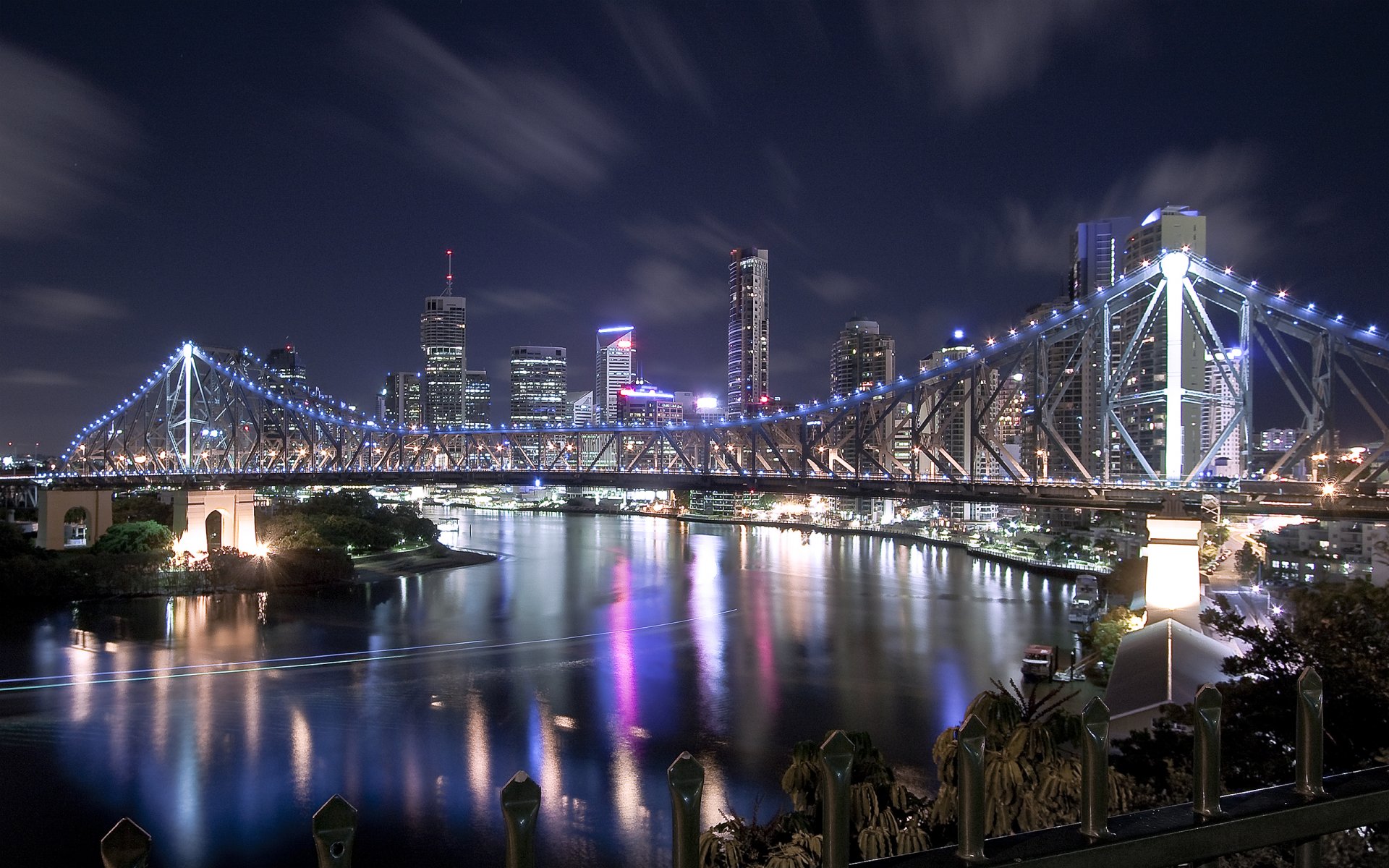 ponte fiume città di notte luci case grattacieli