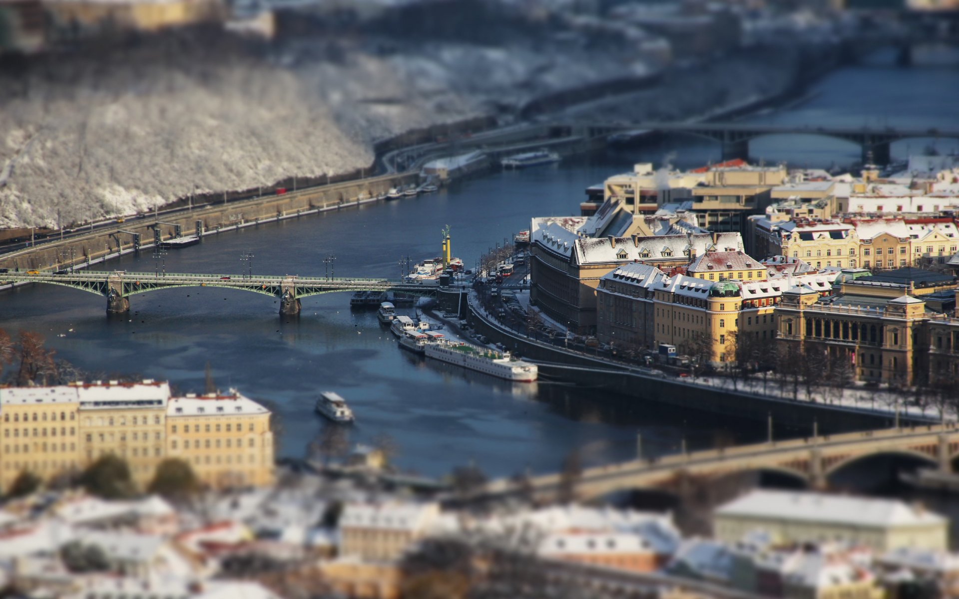 ciudad praga barcos puente casas río cambio e inclinación