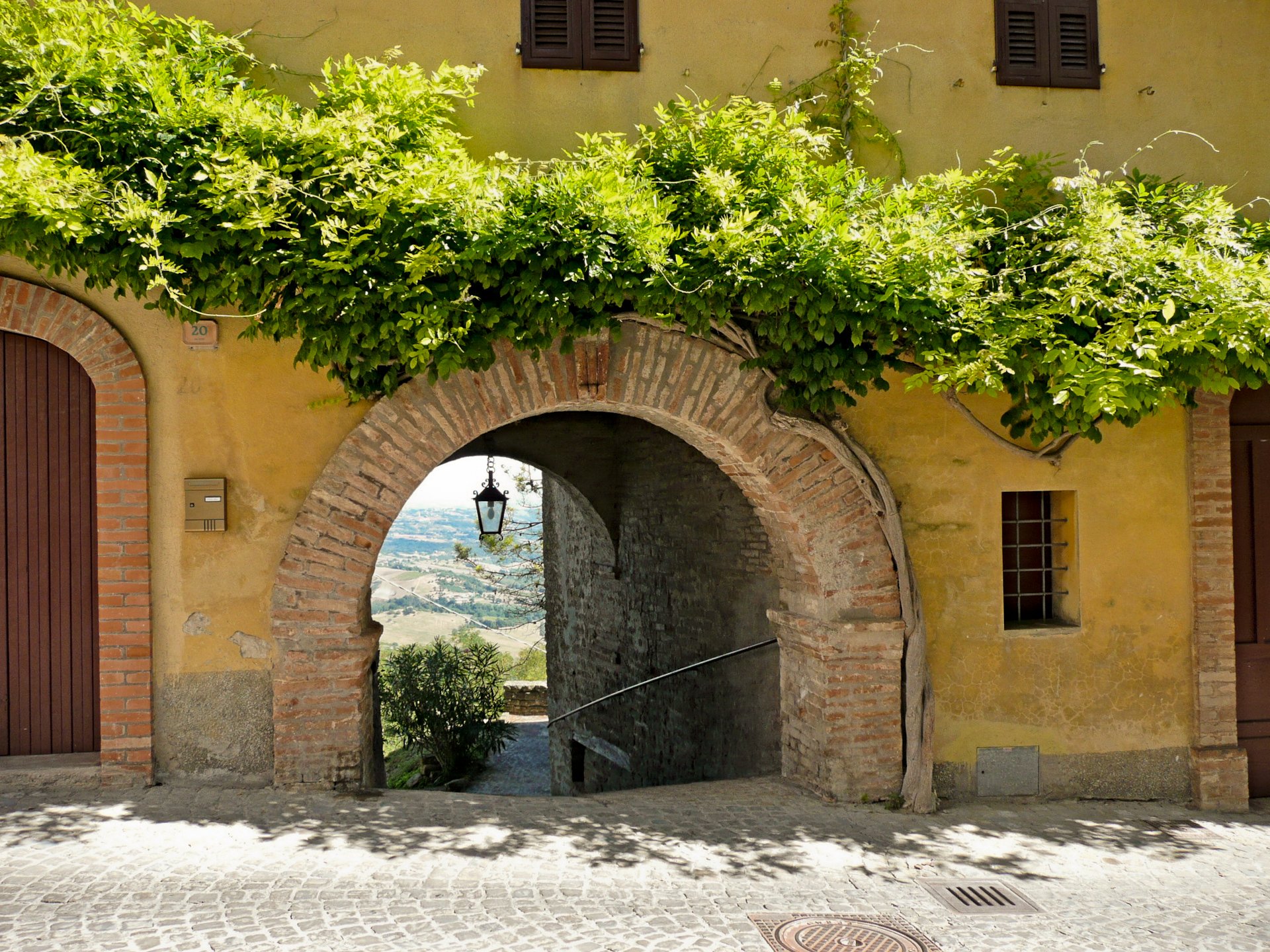 italie arche trottoir verdure