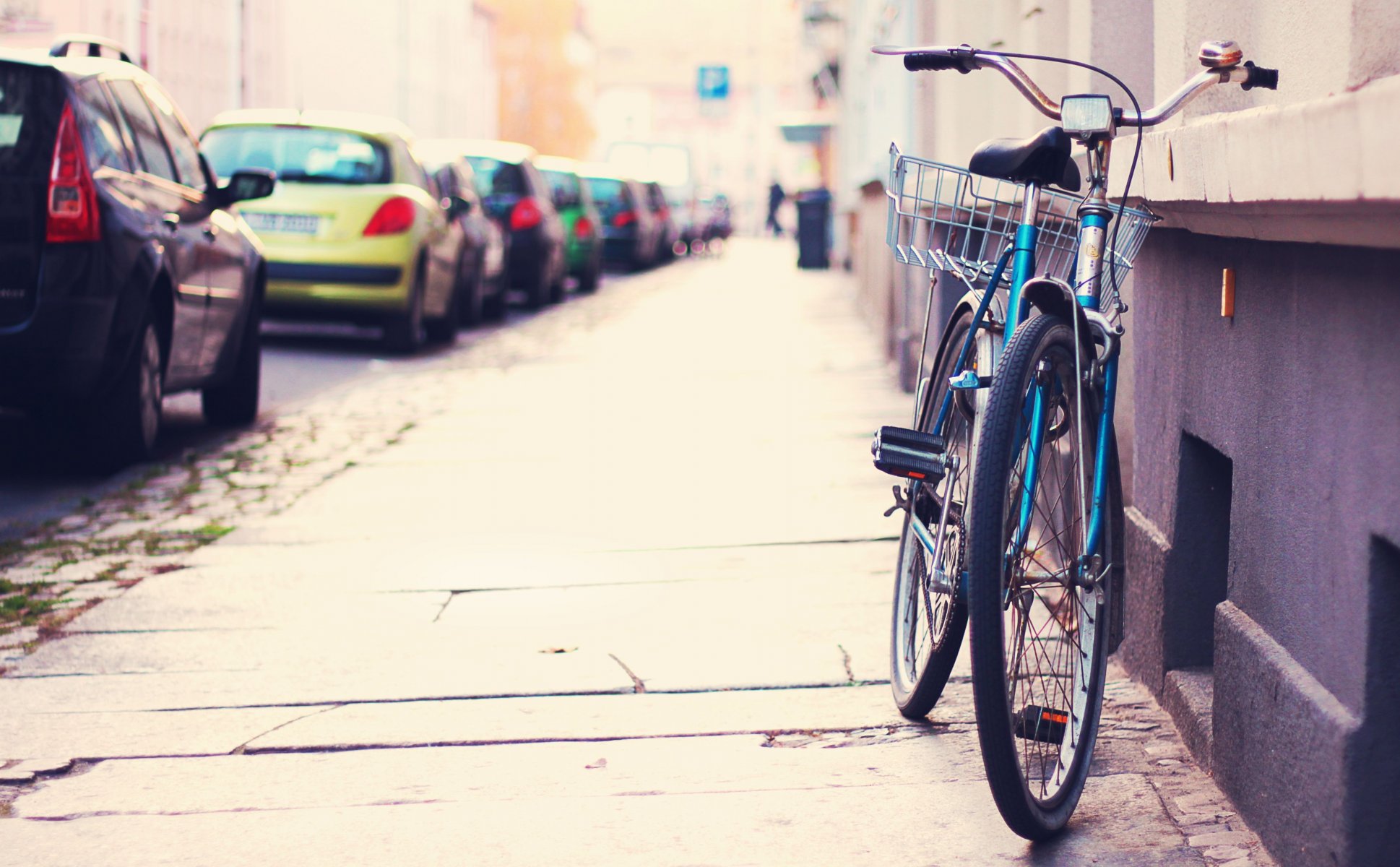 una bicicleta calle cambio e inclinación bicicleta ciudad coches estacionamiento acera