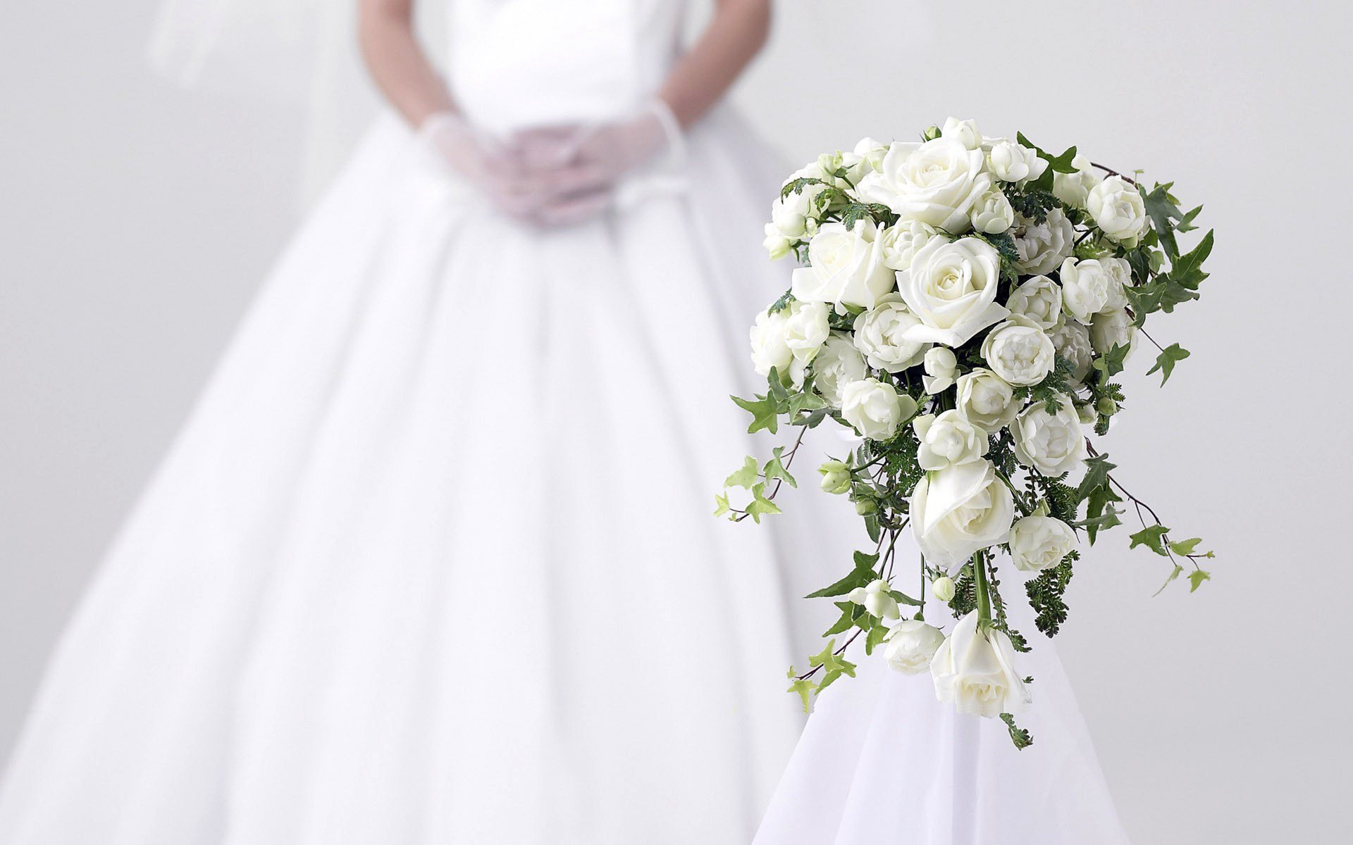 wedding mood white dress roses bouquet