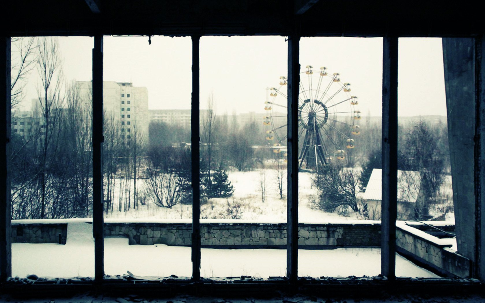 pripyat zone fenêtre maisons carrousel arbres neige