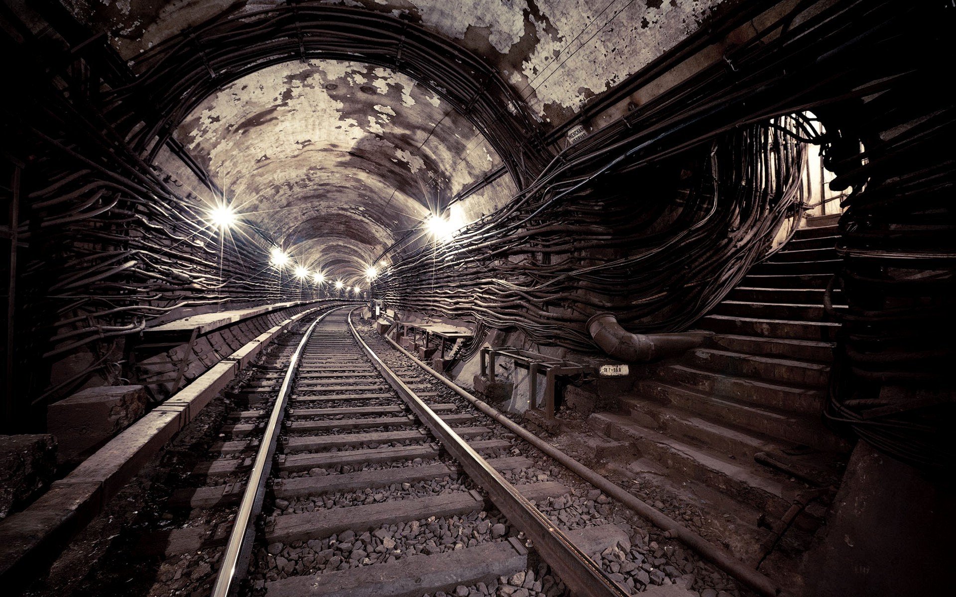 túnel metro subterráneo cable alambre escalones rieles durmientes carretera lámparas luz