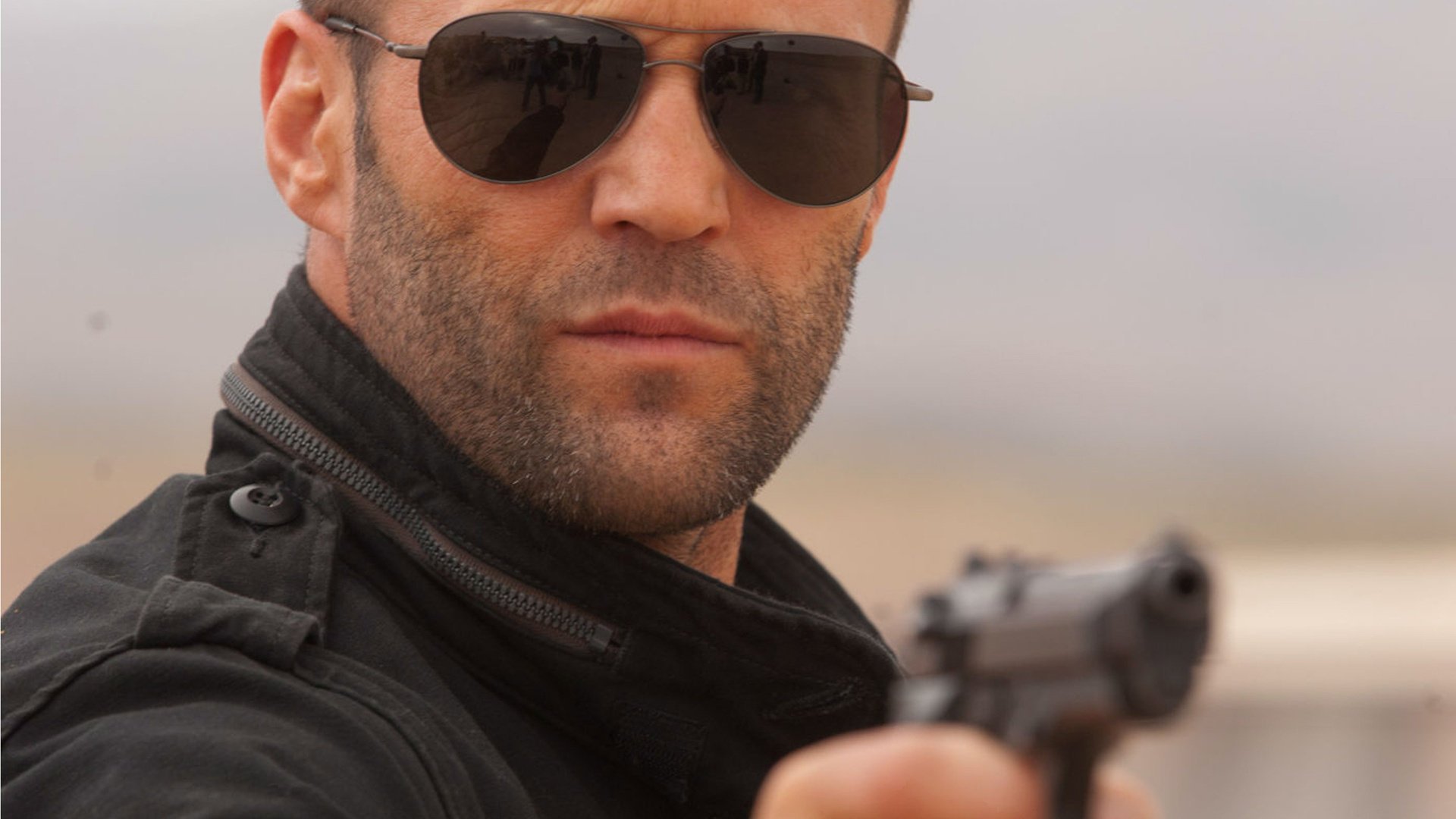 pistolet jason statham aktor okulary mężczyzna