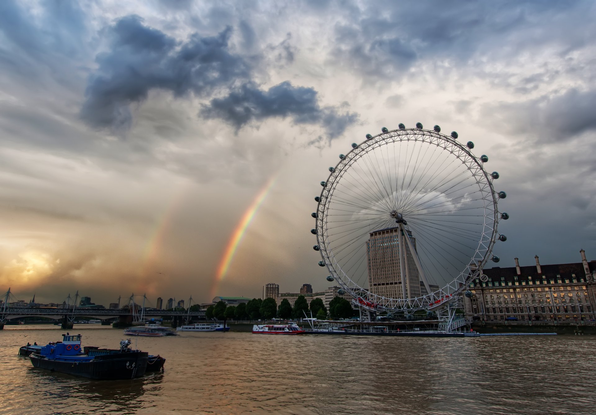 londra tamigi londra-ay giostra arcobaleno