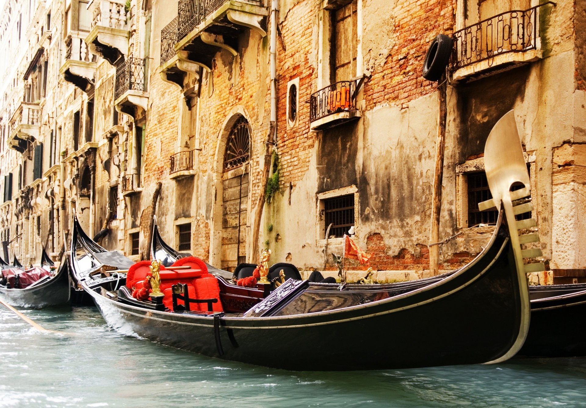 venecia italia góndolas canal arquitectura edificios ventanas bolcons