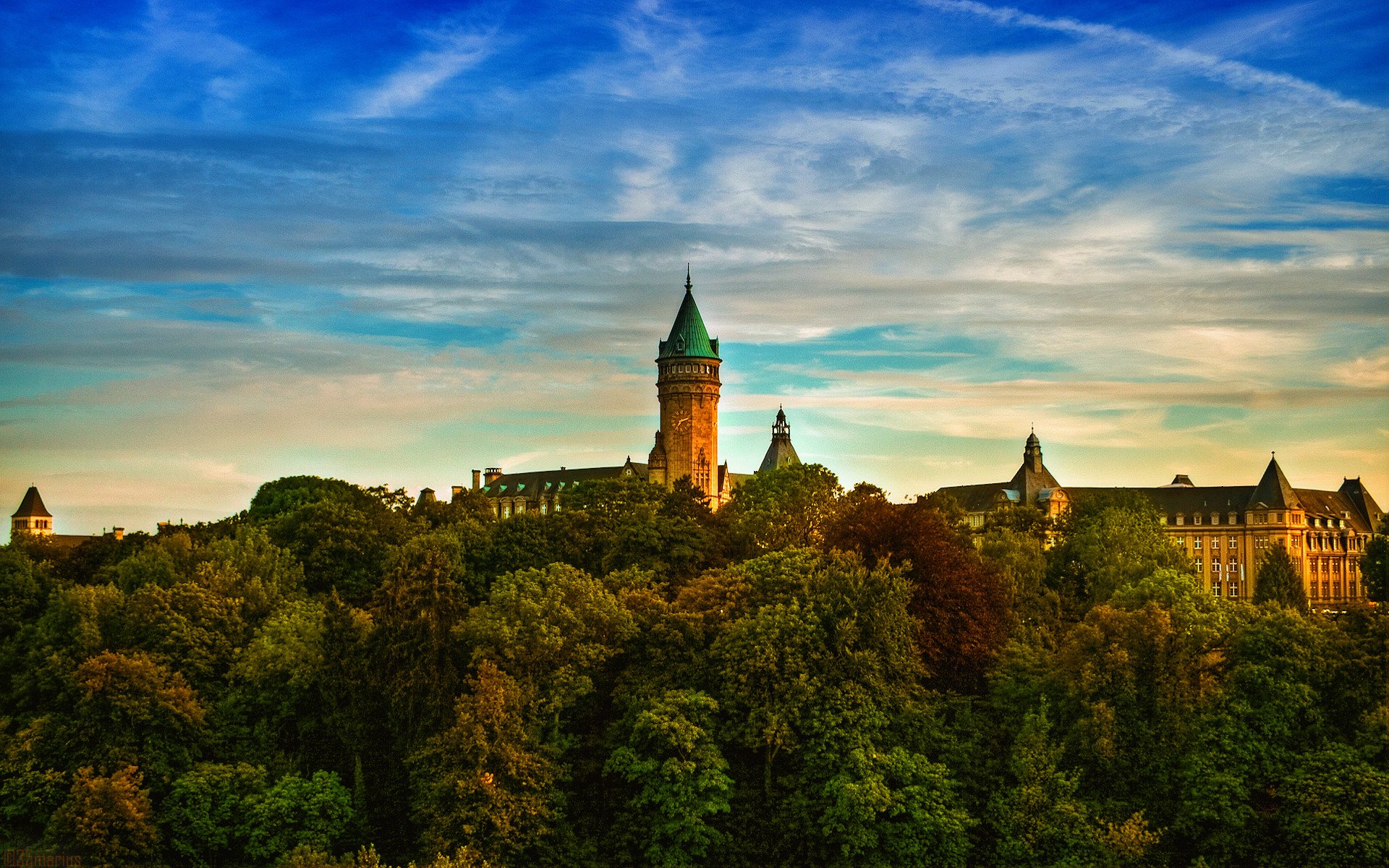 abend 7:11 uhr kirchturm bäume