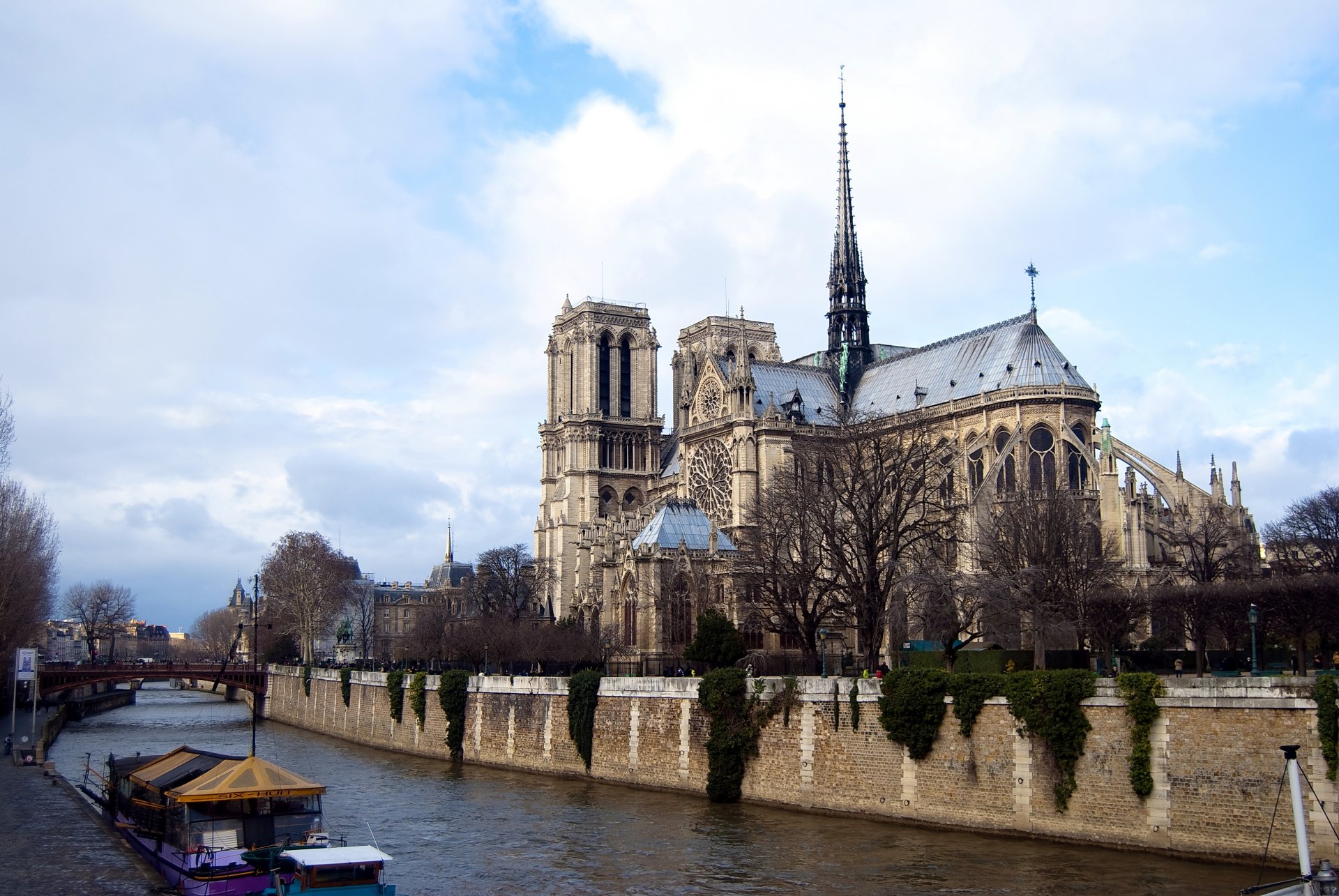 cattedrale di notre dame parigi francia notre dame de paris fiume ponte barca nuvole cielo