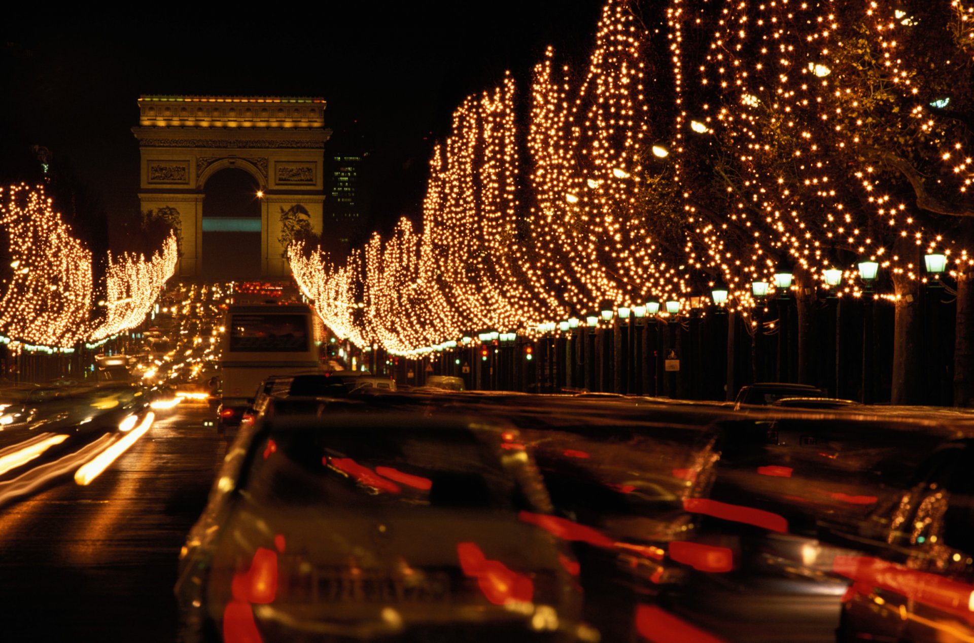 paris arc de triomphe girlanden neujahr nacht