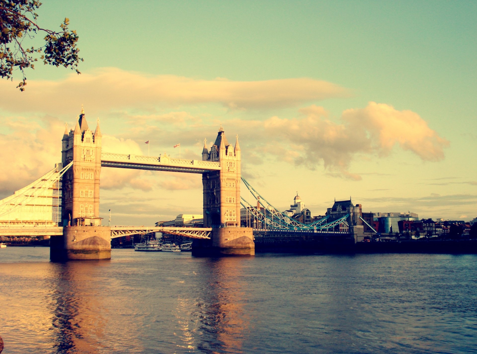 londyn wielka brytania miasto tower bridge most rzeka tamiza niebo woda światło kolory słońce