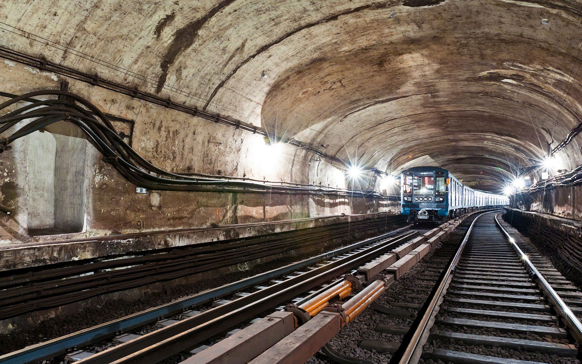 métro métro rails traverses tunnel train fil câble arche lumière lampes lumières