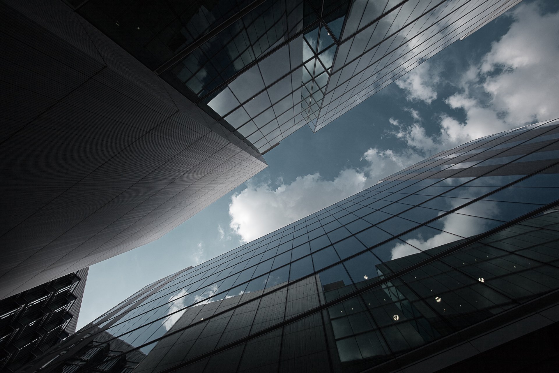 ciudad rascacielos edificios vidrio reflexión cielo nubes foto ángulo fondo fondo de pantalla