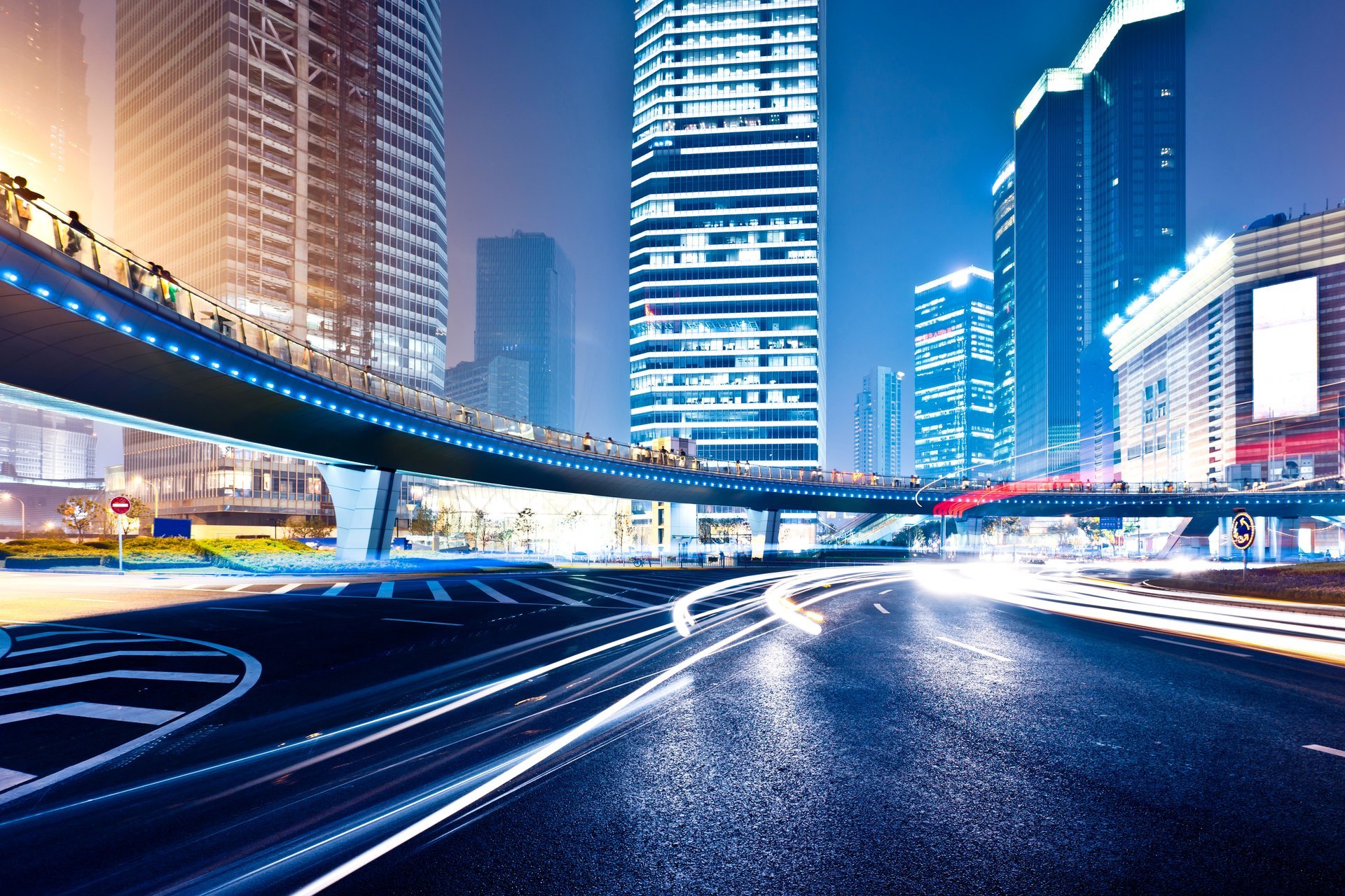 gran ciudad por la noche tráfico noche metrópolis tráfico círculo señales marcado carretera neón alto edificios luces