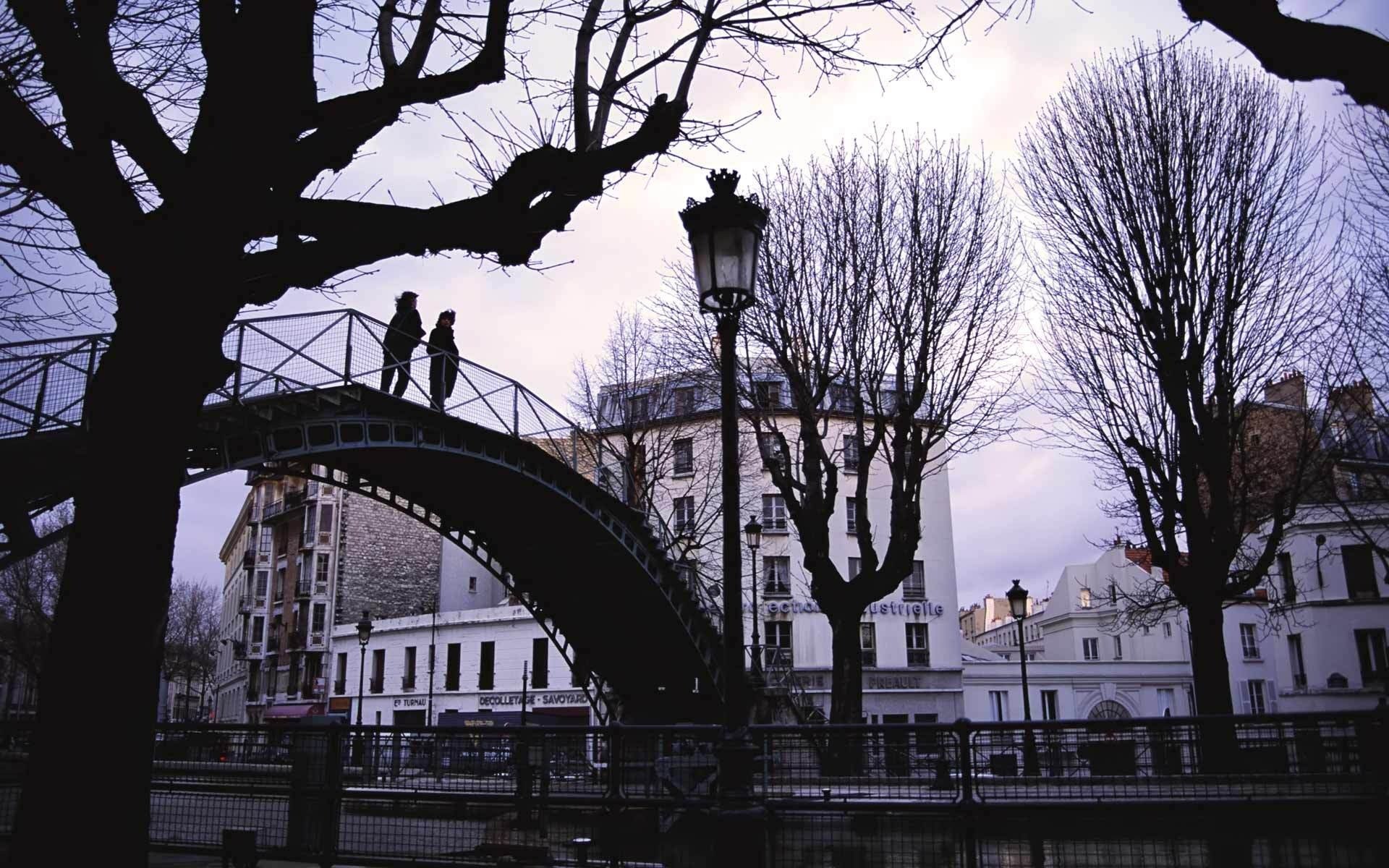 città edifici case architettura ponte persone sera lanterne autunno tempo alberi foto sfondi