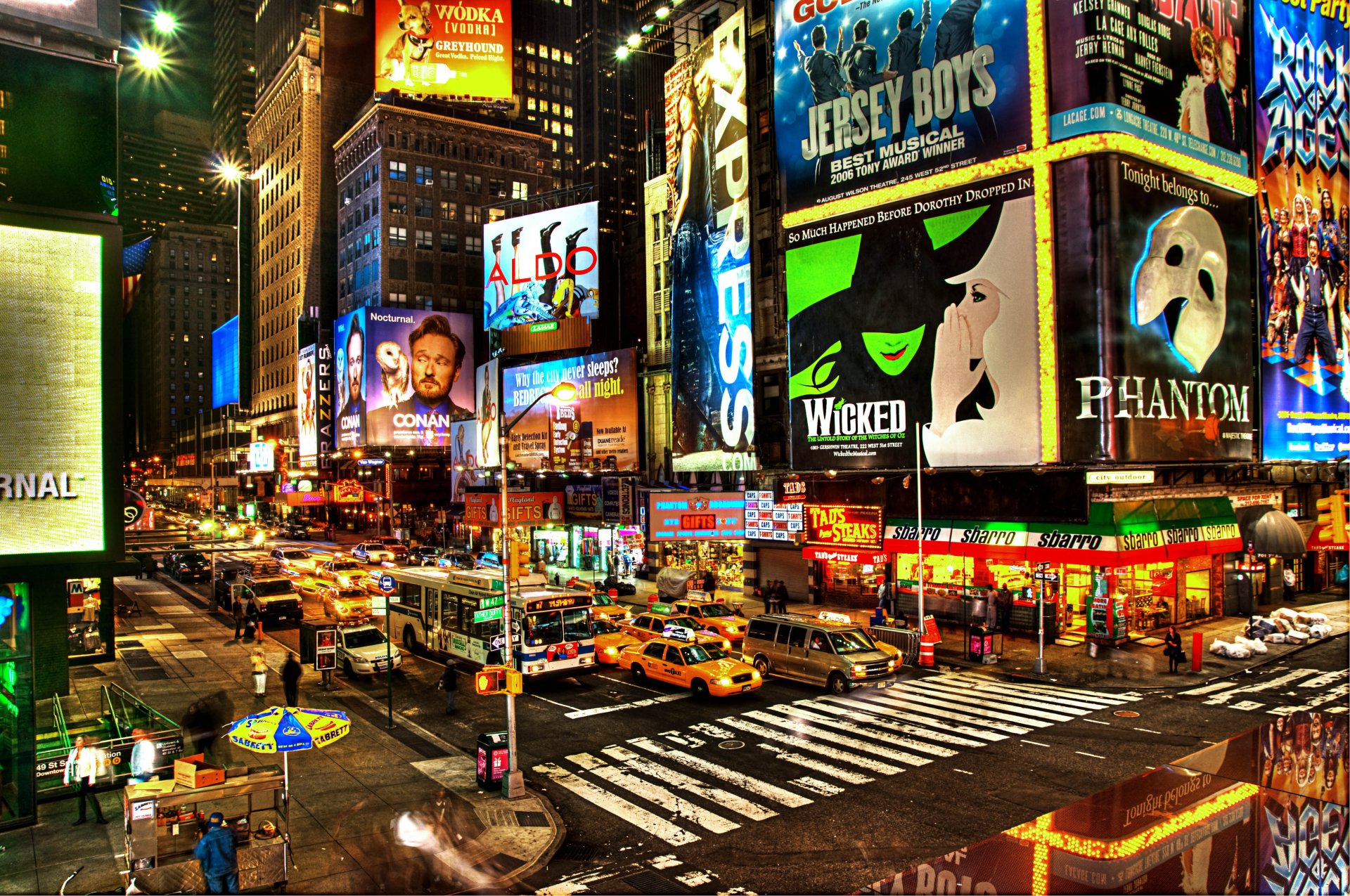 nueva york calle noche coches cruce publicidad