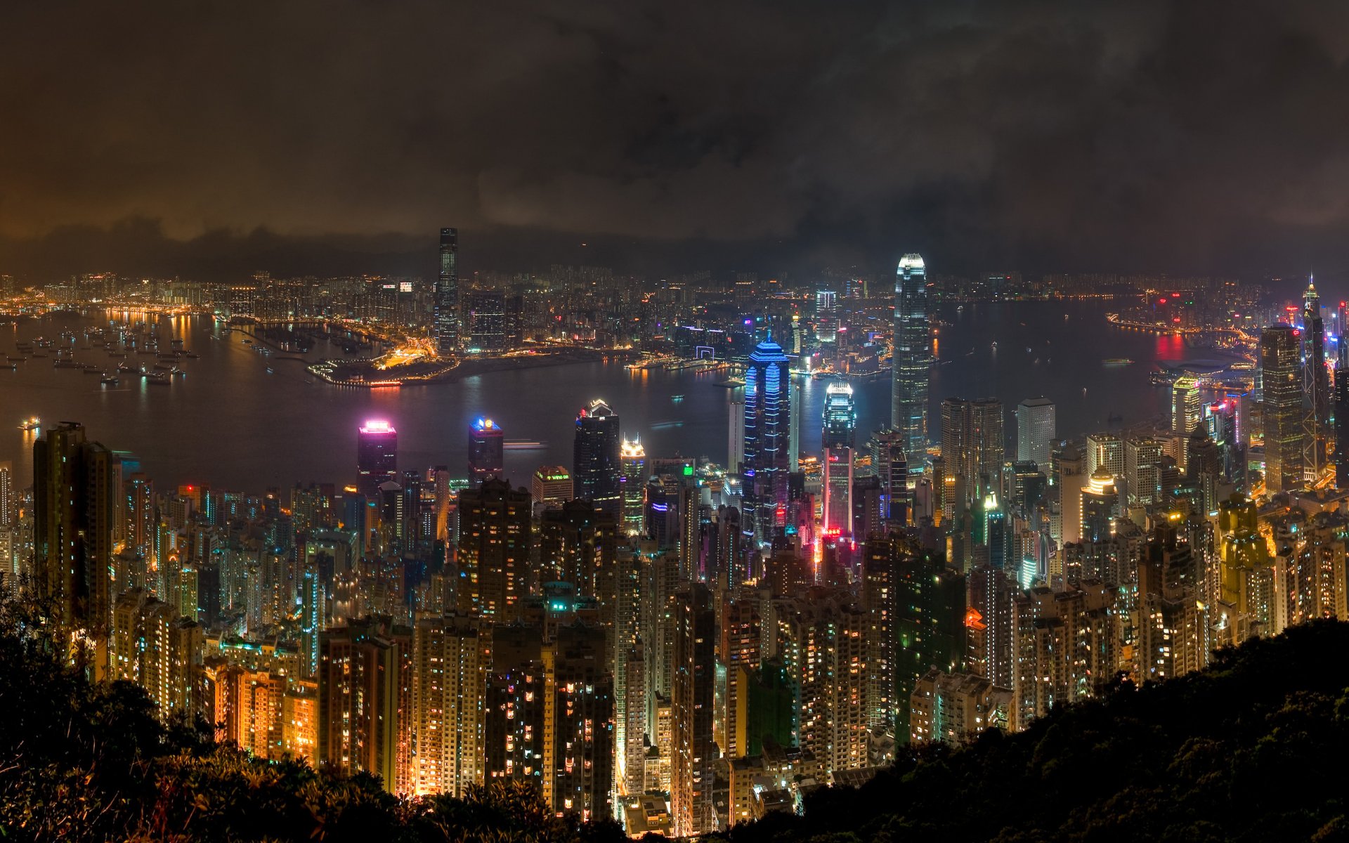 hong kong nuit rivière gratte-ciel néon fenêtres