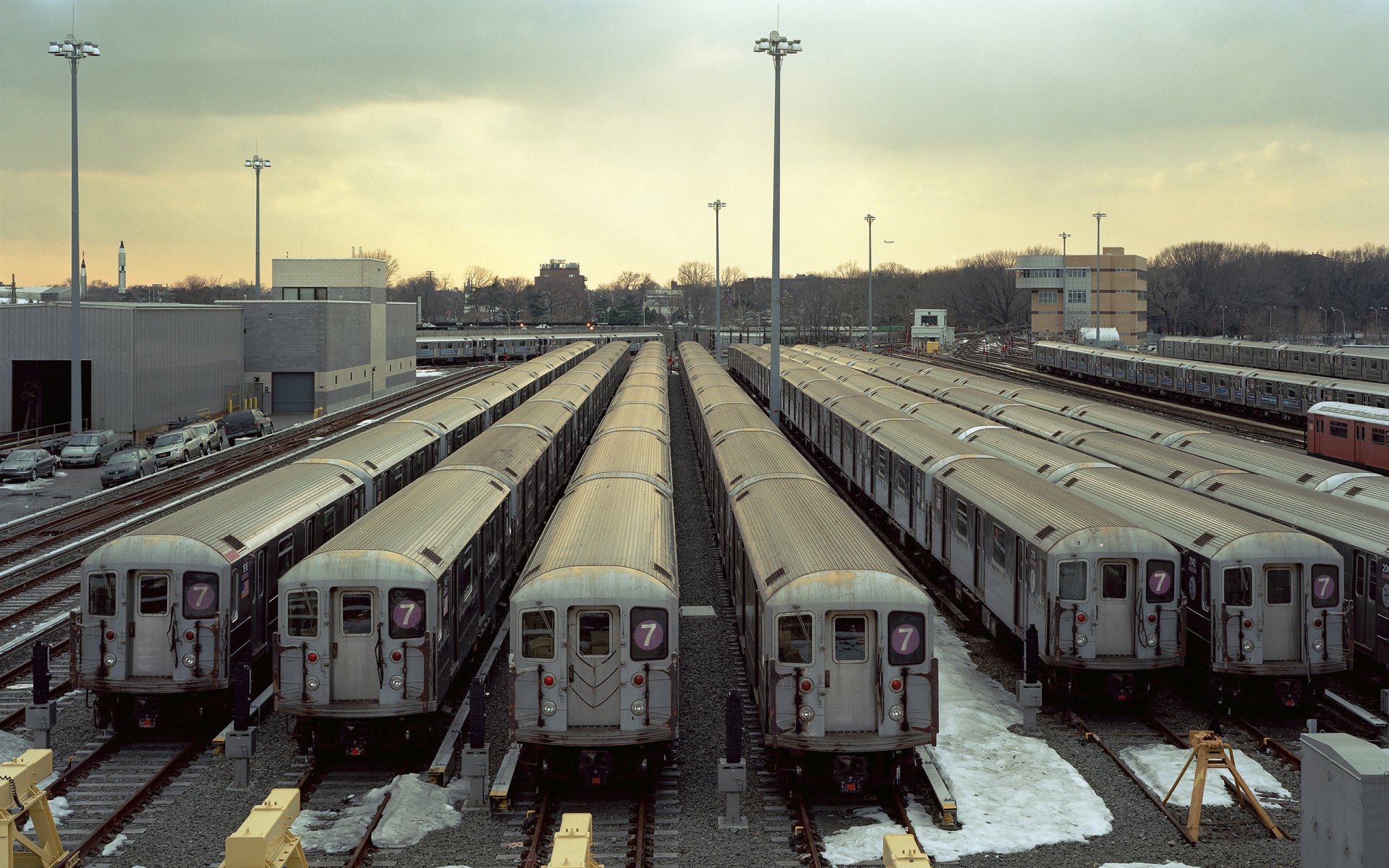 ville station train métro dépôt wagon rails wagons trains bâtiments maisons arbres nuages ciel hiver neige