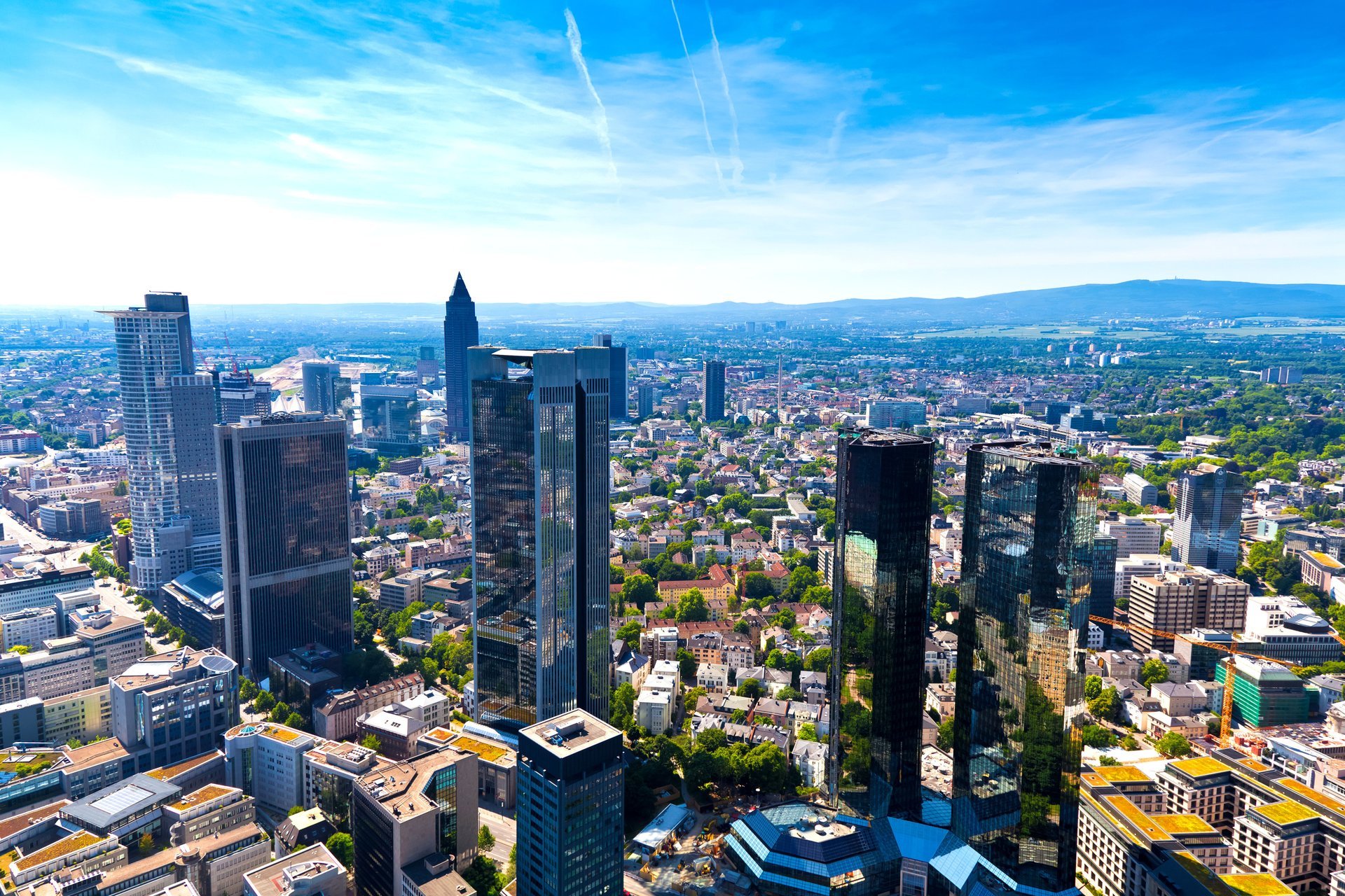 deutschland frankfurt am main frankfurt am main metropole panorama architektur hoch gebäude häuser straßen bewegung blau himmel warm sonnig tag wolken horizont