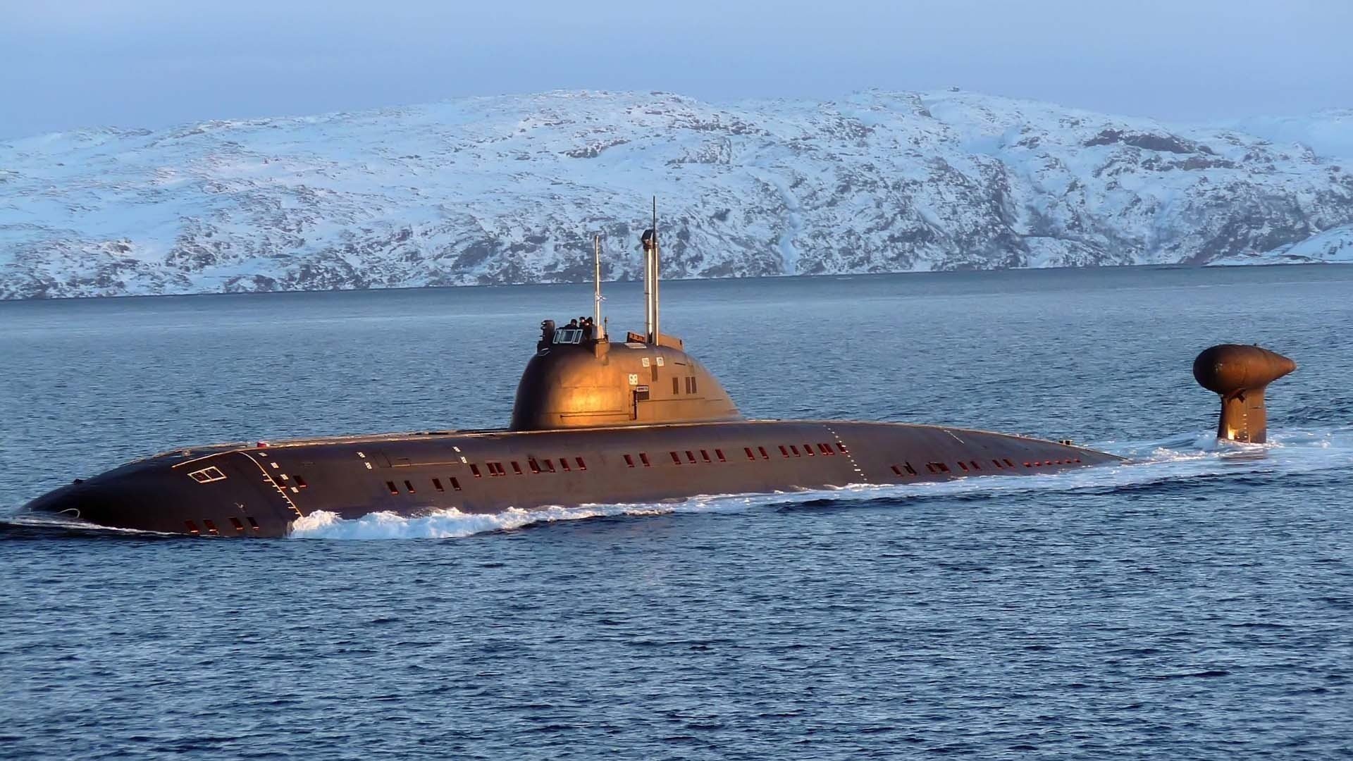 océan sous-marin dans marine sous-marin bateau neigeux