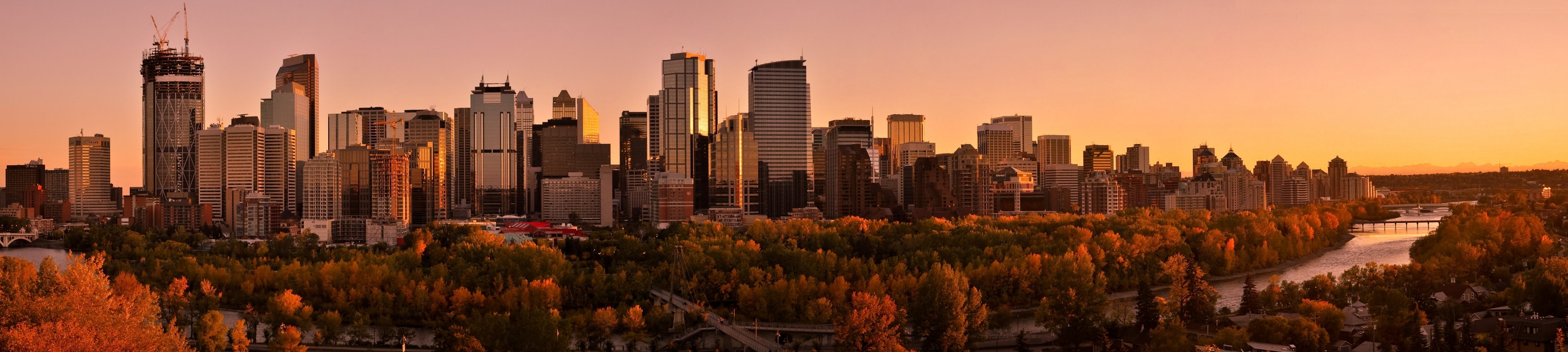 kanada miasto calgary budynki drapacze chmur domy panorama rzeka woda droga jesień drzewa plac park zachód słońca niebo odbicie wiele monitorów tapeta