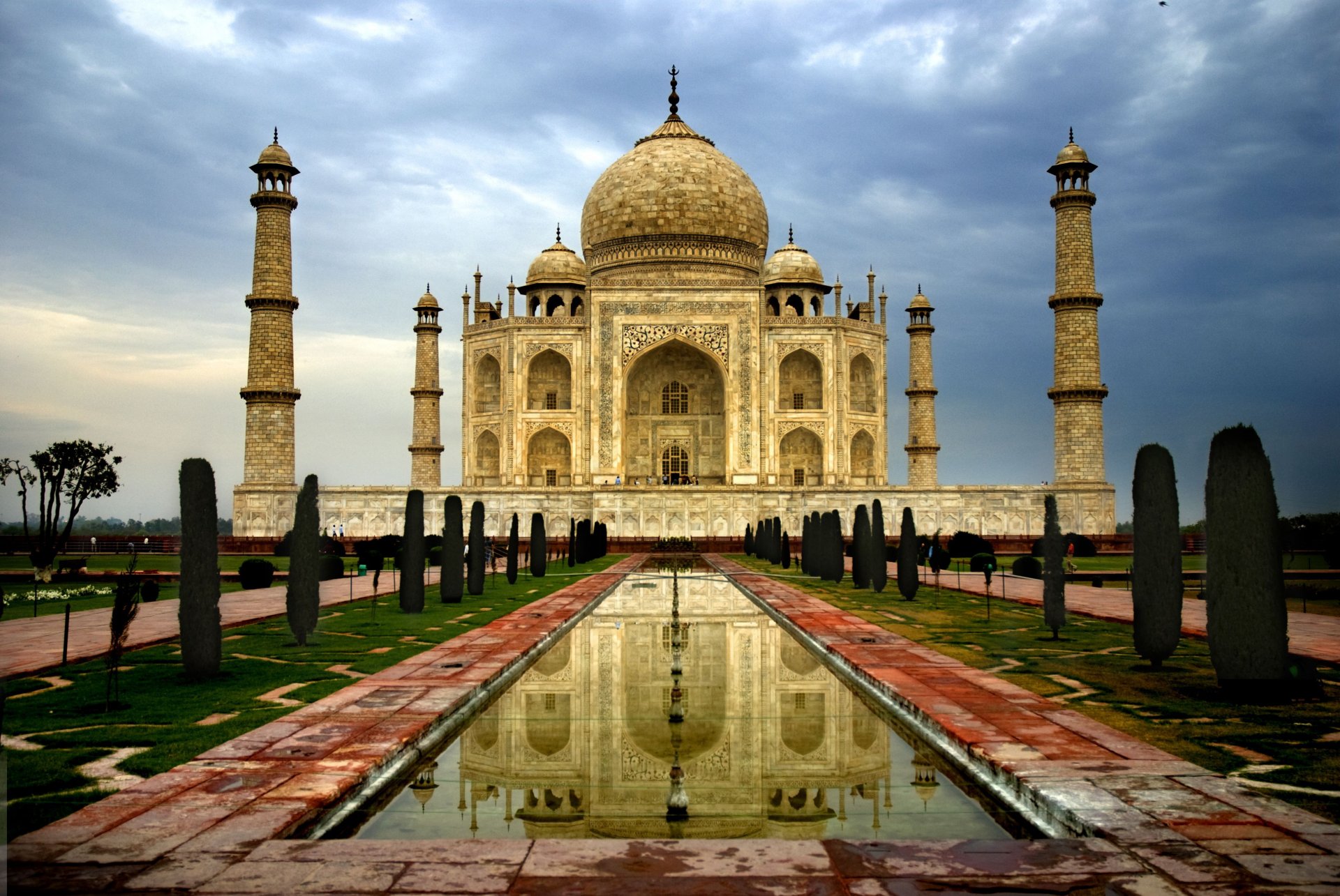 taj mahal indie miasto agra architektura marmur kopuły minarety pochmurny dzień niebo chmury