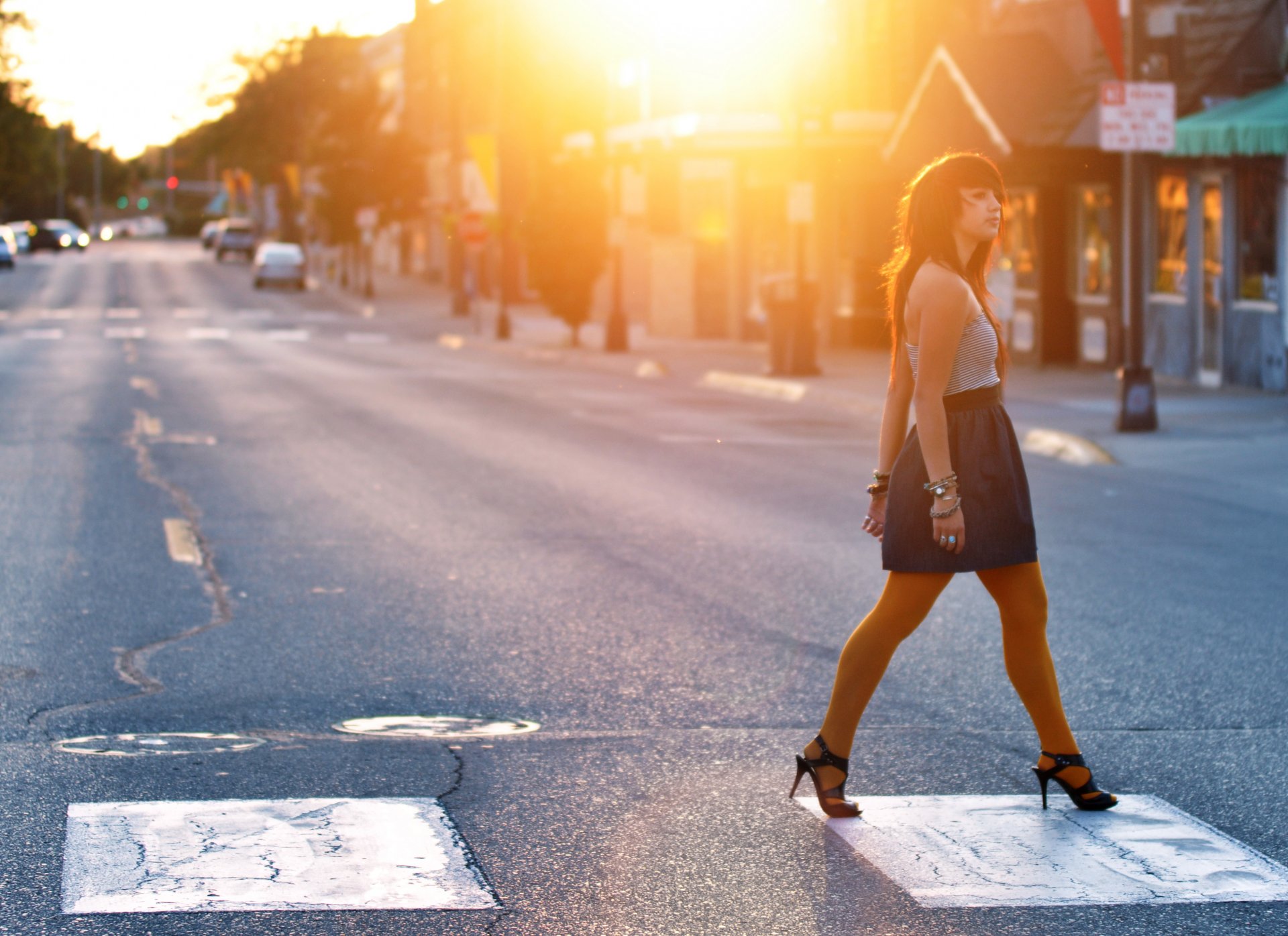 strada strada automobili case transito ragazza sole luce