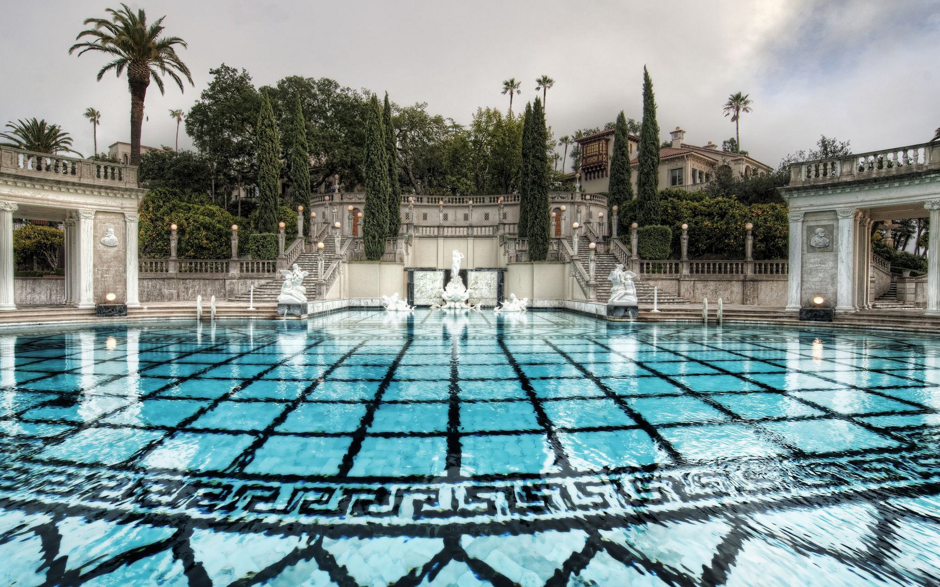 giorno piscina acqua scala palme cipressi statue piastrelle modello