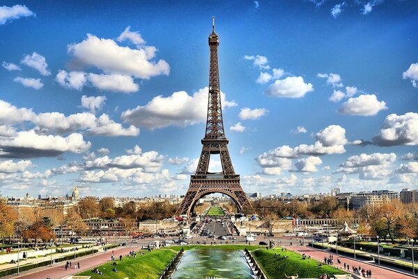 Солнечная Франция. Вид на Эйфелеву башню