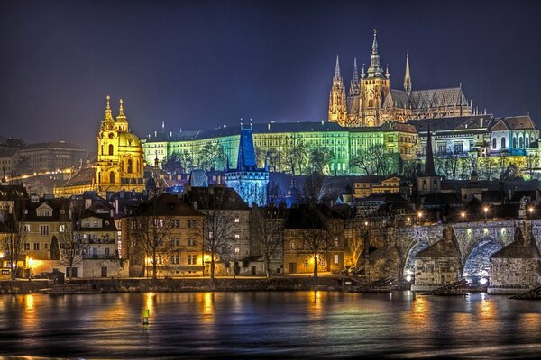 Ein Schloss, das bei Nachtlicht im Wasser reflektiert wird